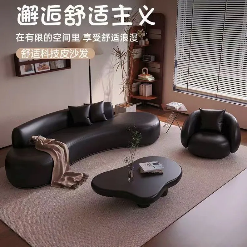 Zakrzywiona sofa do małego mie – Office Tech Room recenzja i cena